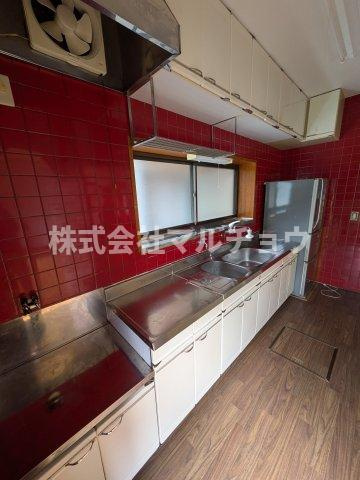 東山戸建てのキッチン|コンパクトなキッチンで掃除もラクラク