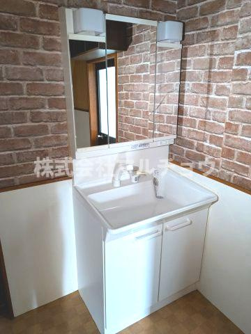 東山戸建ての独立洗面台|朝の身支度には欠かせない独立洗面化粧台