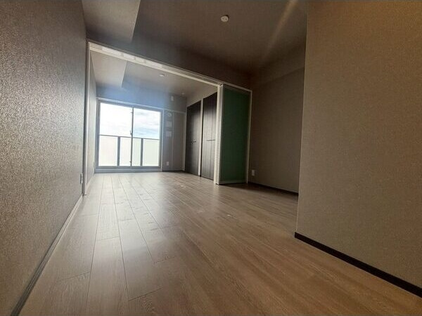 プレサンスレイズ桜山EASTの居間・リビング