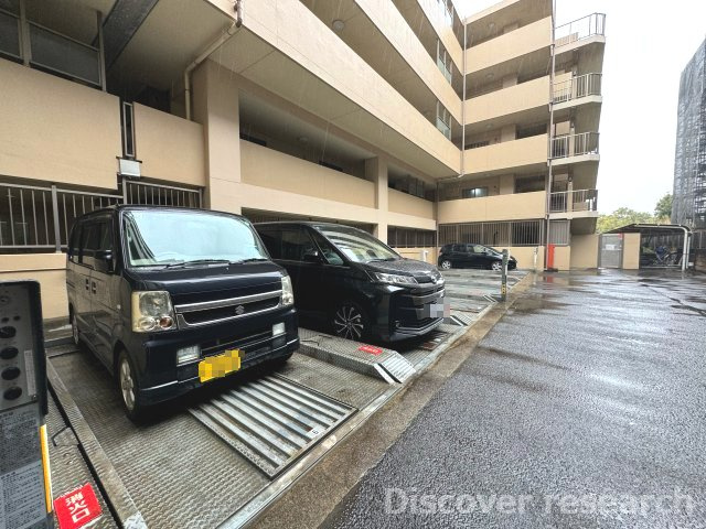 エレンシア立川トレスの駐車場