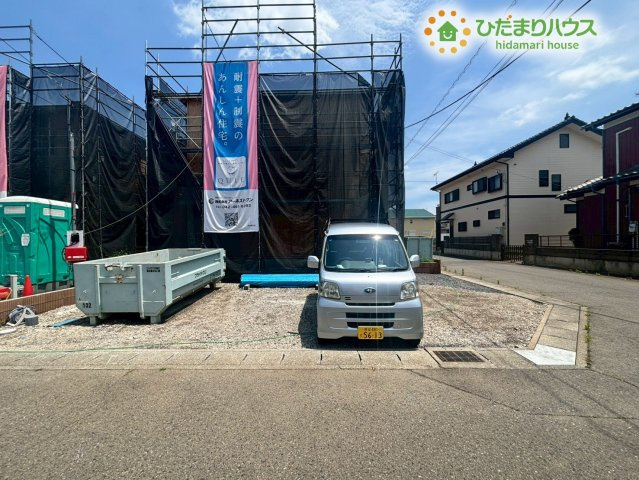 本庄市小島　第6　新築一戸建て　クレイドルガーデン　02の駐車場