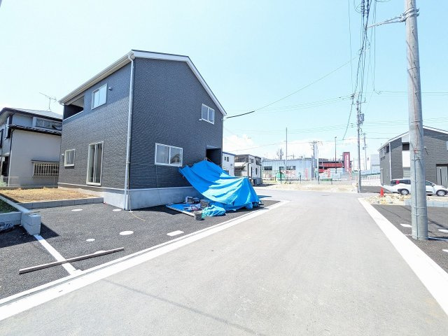 八王子市　泉町　新築一戸建て　２６期の前面道路含む現地写真|～北東側5ｍ道路に面しています～