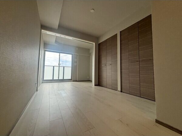 プレサンスレイズ桜山EASTの居間・リビング