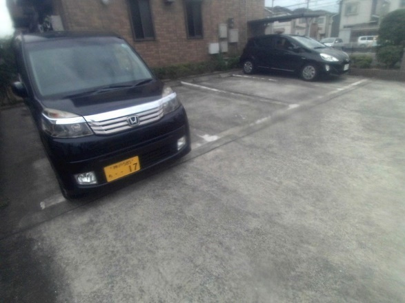 ボナール白水2棟の駐車場