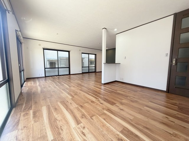 三郷市戸ケ崎3丁目　中古戸建の居間・リビング|家族団らんで過ごすリビングは26.3帖の広さを確保！リフォーム済みで大変キレイです