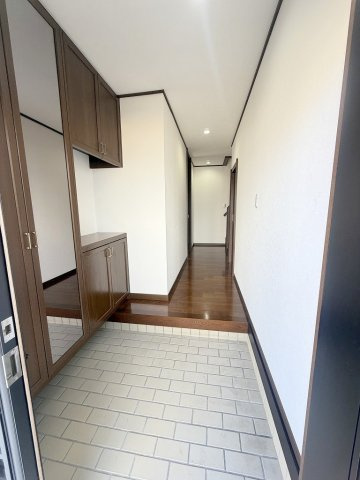 三郷市戸ケ崎3丁目　中古戸建の玄関|シューズボックスは姿見付きでお出かけ前のチェックにも便利