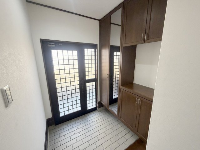 三郷市戸ケ崎3丁目　中古戸建の玄関|家族の靴をたっぷりしまえるシューズボックス
