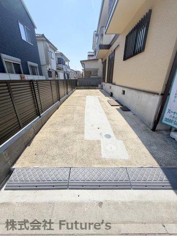 三郷市戸ケ崎3丁目　中古戸建の駐車場|カースペース縦列2台可能（車種による）