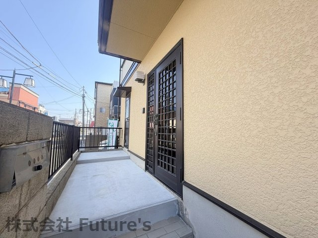 三郷市戸ケ崎3丁目　中古戸建のエントランス|玄関前のスペースも広々としています