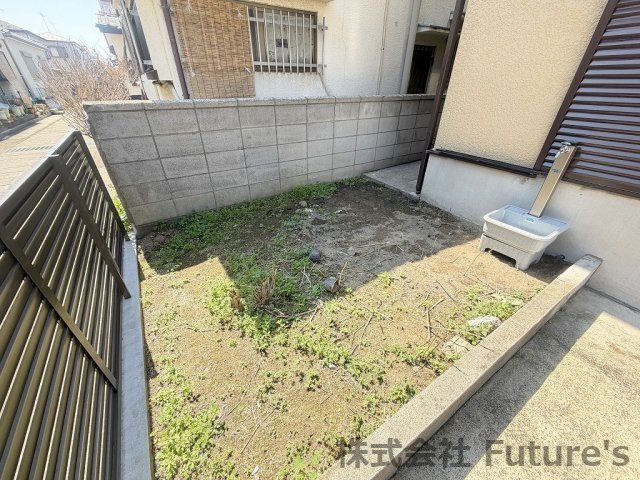 三郷市戸ケ崎3丁目　中古戸建の庭|ちょっとしたガーデニングも楽しめるお庭付きです