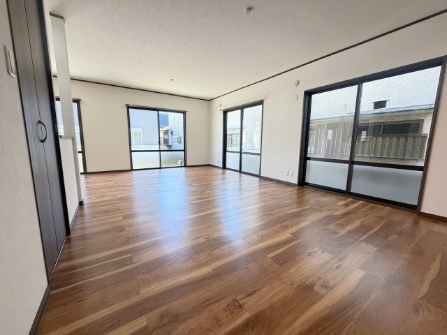 三郷市戸ケ崎3丁目　中古戸建の居間・リビング|窓が多く明るく開放的なリビングです