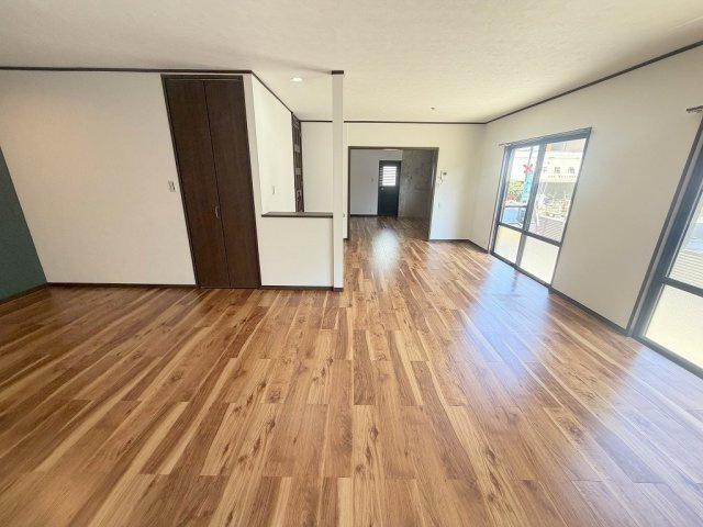三郷市戸ケ崎3丁目　中古戸建の居間・リビング|ソファやダイニングセットを置いてもゆとりのある26.3帖のリビングです