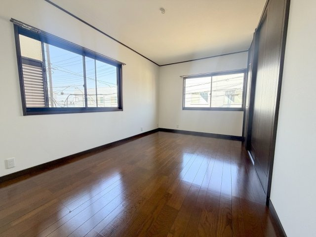 三郷市戸ケ崎3丁目　中古戸建の洋室|2面採光の明るい洋室です