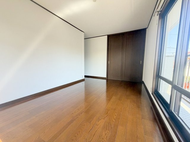 三郷市戸ケ崎3丁目　中古戸建の洋室|各居室に収納付きでお部屋がスッキリ片付きます