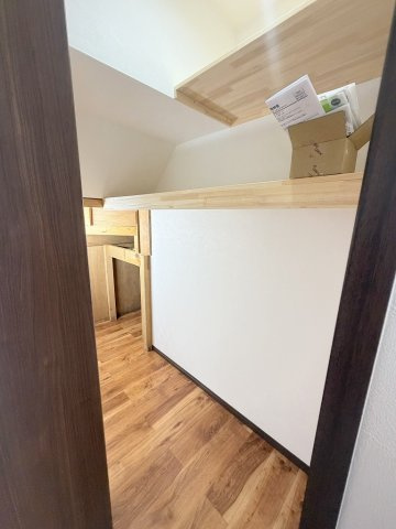 三郷市戸ケ崎3丁目　中古戸建の収納|掃除用具やストック品の収納に便利なリビングの収納です。