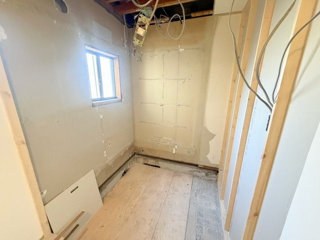 三郷市戸ケ崎3丁目　中古戸建の駐車場|カースペース縦列2台可能（車種による）