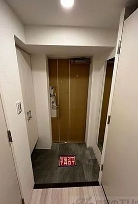 アドバンス江坂ラシュレの玄関