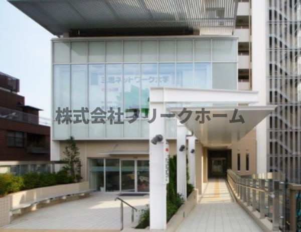 三鷹市下連雀３丁目の賃貸マンションのエントランス