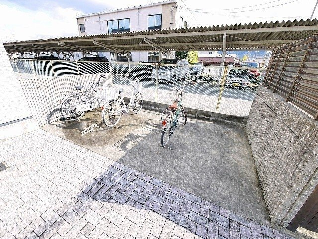 レオパレスウェストコートのその他共用部分|自転車置き場