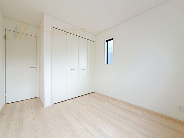 常陸大宮市姥賀町第3　新築戸建て　2号棟の洋室|どんな部屋家具も合わせやすいシンプルな洋室！
たっぷりの日差しと心地よい風が舞い込む住まい♪