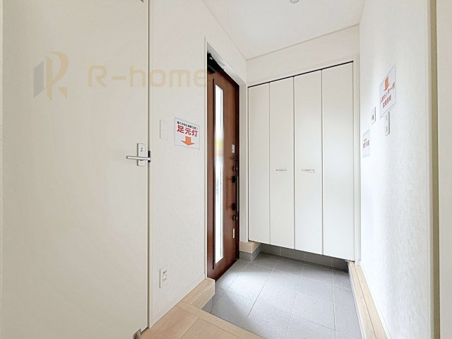 常陸大宮市姥賀町第3　新築戸建て　2号棟の玄関|気持ちよくご家族やゲストを送迎できる穏やかな雰囲気の玄関♪大きな下駄箱で玄関廻りスッキリ♪