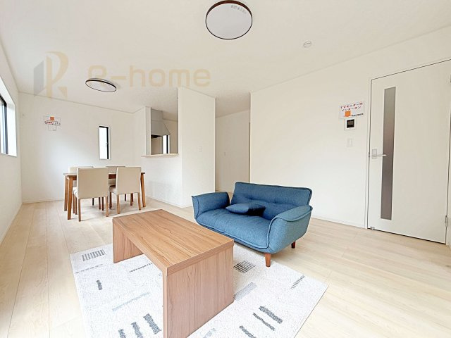 常陸大宮市姥賀町第3　新築戸建て　2号棟の居間・リビング|広くて明るいＬＤＫ♪ ゆったりくつろげるリビングスペースで、ご家族皆様の笑顔が溢れます。