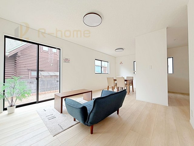 常陸大宮市姥賀町第3　新築戸建て　2号棟の居間・リビング|広々とした余裕のあるリビングです♪大きな窓からは自然光が届きます。