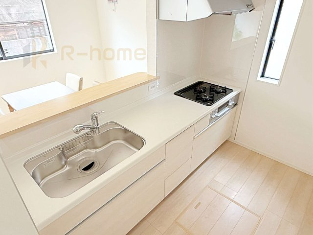 常陸大宮市姥賀町第3　新築戸建て　2号棟のキッチン|料理をしながら家族とコミュニケーションが取れる対面式システムキッチン。