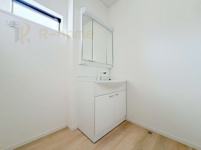 常陸大宮市姥賀町第3　新築戸建て　2号棟の洗面所|清潔感溢れる洗面台は嬉しい三面鏡付き。洗剤や歯ブラシなどもすっきり収納できます♪