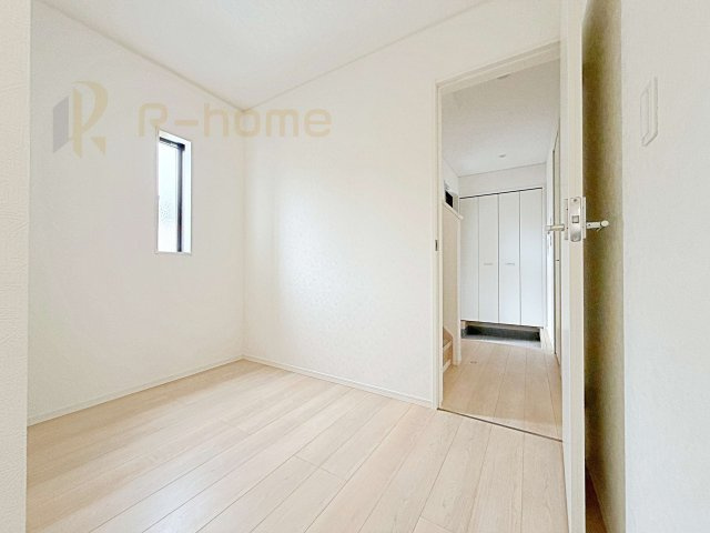 常陸大宮市姥賀町第3　新築戸建て　2号棟の収納|ホールとリビングから出入り可能なファミリークローク付き♪