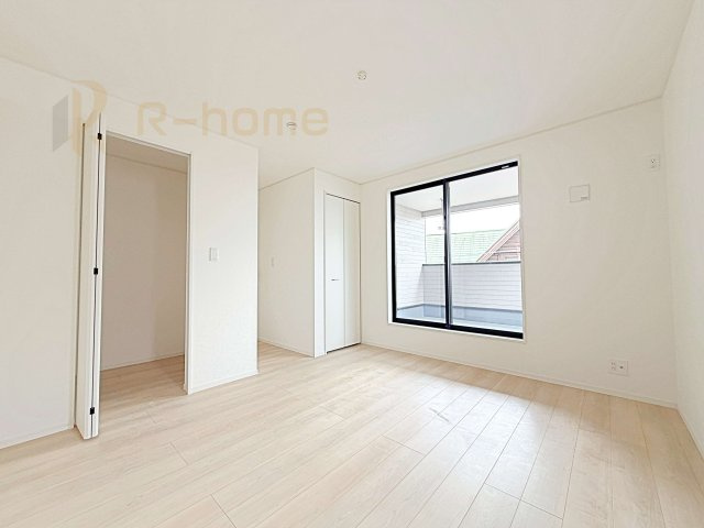 常陸大宮市姥賀町第3　新築戸建て　2号棟の洋室|収納便利なウォークインクローゼット付きの洋室♪
明るく風通しの良いお部屋です♪
