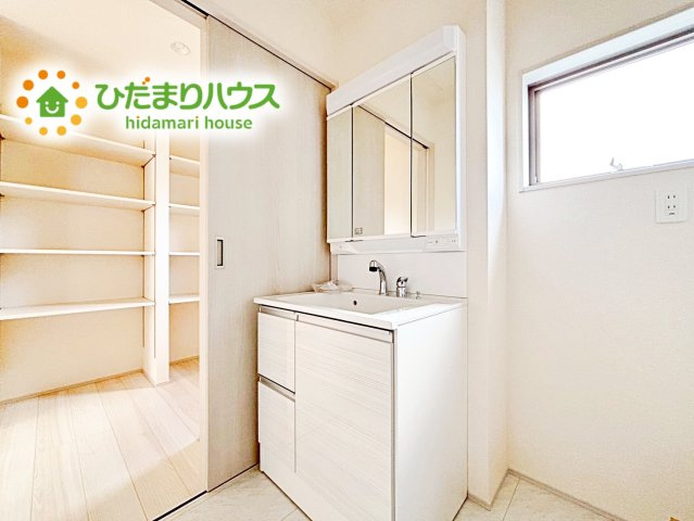 【独立洗面台】 | 石岡市府中第1　新築戸建　2号棟 | 三面鏡は自分では見えにくいところまで見ることができるので、身だしなみを整える際などにはとても便利です(*^^*)
