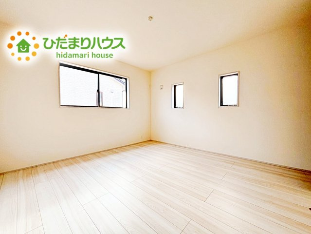 【寝室】 | 石岡市府中第1　新築戸建　2号棟 | ゆとりのあるクローゼットが付いているので、お部屋もスッキリ片付き、朝の身支度もスムーズにできます。バルコニーと繋がるお部屋ですのでお布団などの大きな洗濯物もそのまま干して便利♪