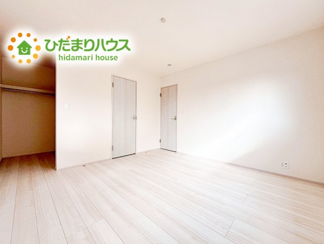 【寝室】 | 石岡市府中第1　新築戸建　2号棟 | 壁紙はシンプルで清潔なホワイトで統一しています。朝の光をたっぷり浴びながら一日をスタート！目覚めは明るくあたたかな場所で。
