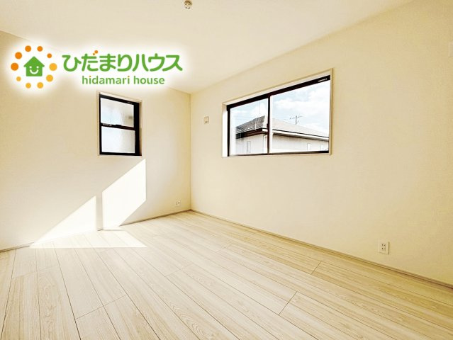 【洋室】 | 石岡市府中第1　新築戸建　2号棟 | 白い壁の洋室は、太陽の光だけでも十分明るく感じられますね