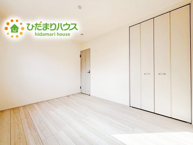 【洋室】 | 石岡市府中第1　新築戸建　2号棟 | 室内には収納スペースもあり、衣類や小物類をたっぷり収納可能。お部屋をより広くお使いいただけます。
