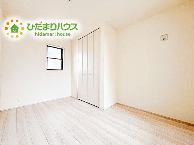 【洋室】 | 石岡市府中第1　新築戸建　2号棟 | 明るい陽光が差し込む洋室。白を基調とした爽やかな空間。