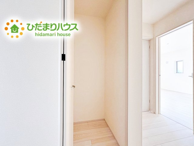 【収納】 | 石岡市府中第1　新築戸建　2号棟 | 暮らしのちょうど良いところにクローゼットを配置することで家の中がスッキリと片付きます。掃除道具や家族それぞれの小物などを適材適所で収納可能。