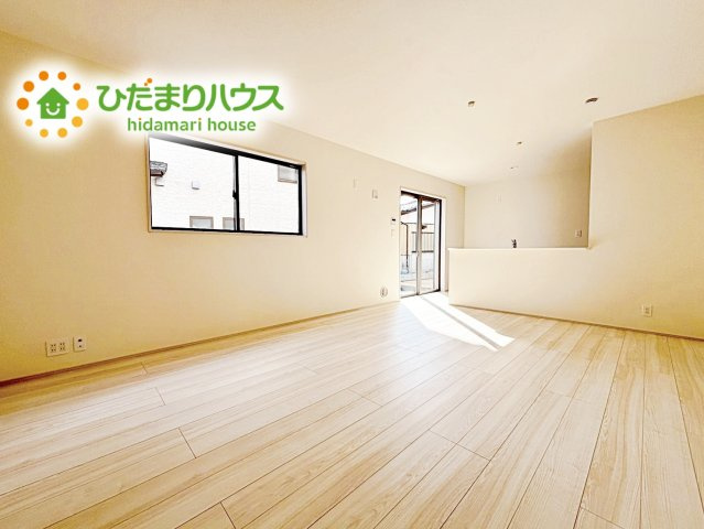 【居間・リビング】 | 石岡市府中第1　新築戸建　2号棟 | 縦長で奥行きのあるリビングは家具などの配置もしやすく使い勝手が良いです⭐︎
