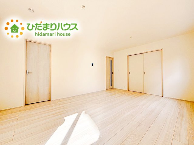【居間・リビング】 | 石岡市府中第1　新築戸建　2号棟 | 室内にいても、たっぷりの陽光と爽やかな風を感じて頂ける、開放感あふれるリビングです。 ご家族と穏やかに過ごす、心地の良い時間が流れます。