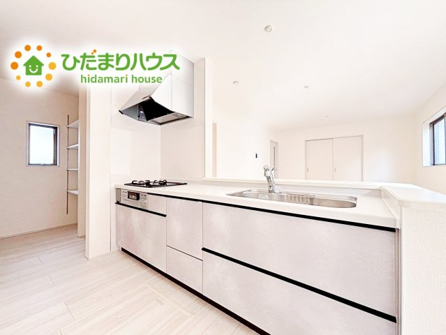 【キッチン】 | 石岡市府中第1　新築戸建　2号棟 | 家族でのコミュニケーションがとれる対面型システムキッチン。横一列にシンクとコンロをまとめたシンプルな形です。動きやすさとスタイリッシュなデザインが魅力。