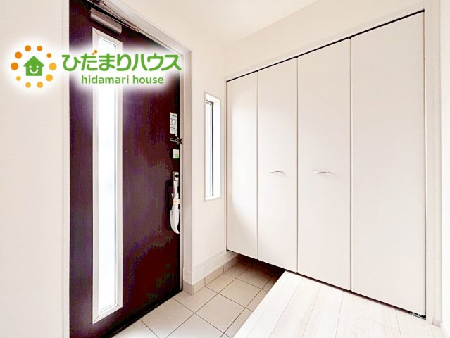 【玄関】 | 石岡市府中第1　新築戸建　2号棟 | 玄関収納充実。明るい光が差し込む清潔感あふれる玄関。