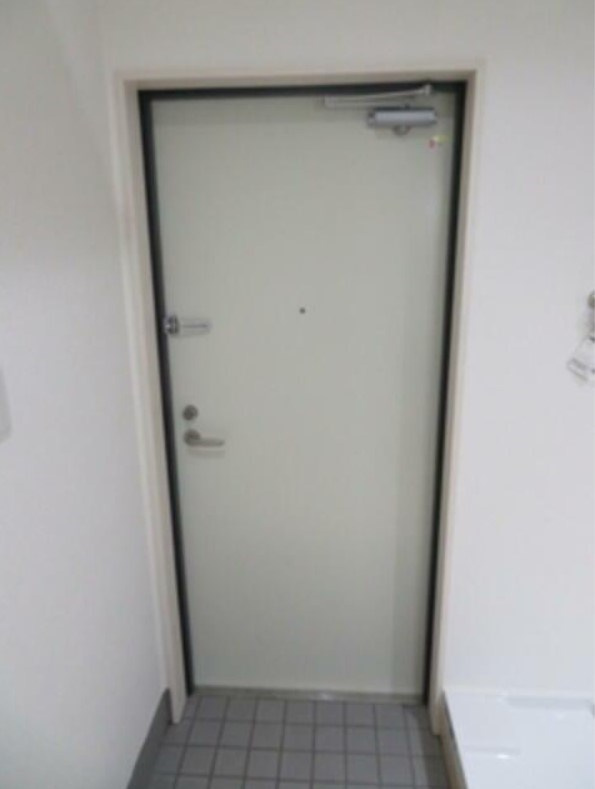 アダット新中野の玄関