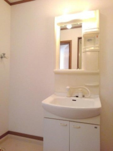 ベリエハウスの洗面所|脱衣スペースもあります