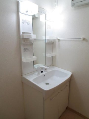 セレブリティ　Ｃの洗面所|明るい洗面所です