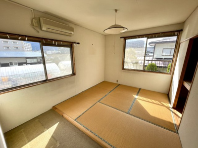【洋室】 | 【中古住宅】　山形市桜田東 | 2階洋室です♪こちらは畳が敷かれており小上がりになっています。