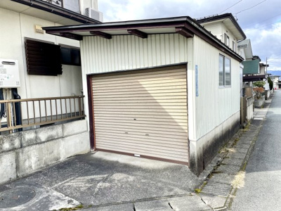 【駐車場】 | 【中古住宅】　山形市桜田東 | シャッター車庫1台分付きです♪