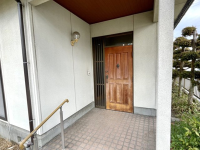 【玄関】 | 【中古住宅】　山形市桜田東 | ポーチ・手すりがついた玄関スペースです。