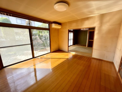 【居間・リビング】 | 【中古住宅】　山形市桜田東 | リビングスペースとなるお部屋です。大きな窓から庭を眺め、くつろきのひと時を過ごせそうです♪
