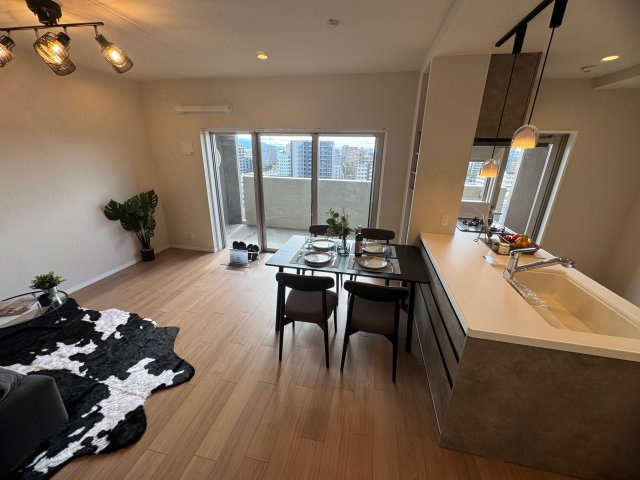 フローレンス加治屋町の居間・リビング|こちらのリビングで趣味の時間をお楽しみください